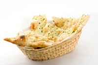 ニンニクをまぶして焼いたナン