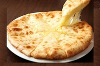 とろーりチーズがたっぷり入ったナン
