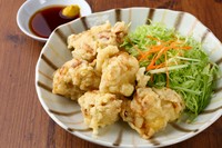 練りからしを溶かした酢醤油で食べる、大分名産とりの天ぷらです。