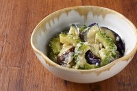 茄子とにがうりを炒め、水溶き小麦粉でとろみをつけた炒め料理です。