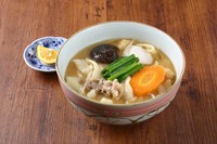 小麦粉を手ごね・手のばしした麺（だんご）、県産野菜の入った味噌仕立てのお汁です。