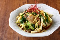 大分特産のにらを使用し、豚肉とキャベツをいっしょに炒める醤油味ベースの料理です。