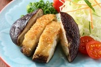 津久見名物「ぎょろっけ」（魚のすり身にパン粉をつけて揚げたもの）を椎茸の肉詰めにした、こつこつ庵オリジナルメニューです。