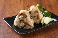 大分県産の鶏肉とごぼうをじっくり炊き上げました。