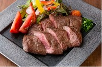 旨味の強い豊後牛マクミのステーキ。人数に合わせてカットいたします。