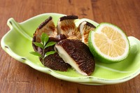定番の大分名物、肉厚な椎茸の塩焼きです。