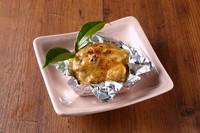 揚げた豆腐に椎茸を刻んだ味噌をのせて、焼き上げました。