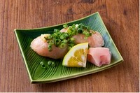 かんむり地鶏のむね肉を握りにしました。2貫よりご注文いただけます。