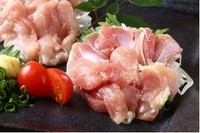 もも肉：1,280円
むね肉：1,280円
もも肉＋むね肉：2,380円
自慢のかんむり地鶏のお刺身は鮮度抜群。
もも肉とむね肉の味の違いが楽しめるお得なセットがおすすめです。