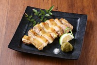 旨味の強いかんむり地鶏をじっくり塩焼きにしました。
お好みで柚子胡椒や塩をつけてお召上がりください。