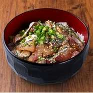 魚の切身を特製タレに浸し、ゴマ・ネギをまぶした琉球（郷土料理）をごはんにのせました。