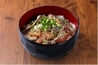 魚の切身を特製タレに浸し、ゴマ・ネギをまぶした琉球（郷土料理）をごはんにのせました。