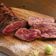 約400gもの塊を網の上にのせてじっくりと焼きます。普通の焼肉では味わえない幸せがそこに！