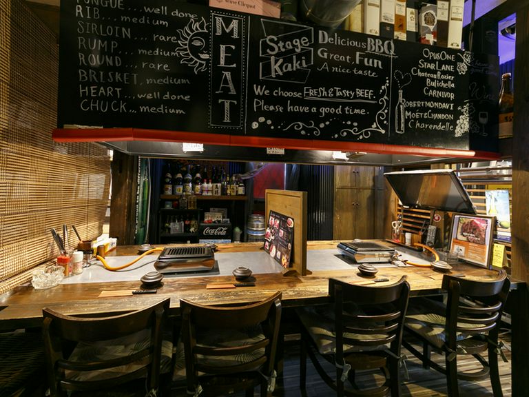 木の温もりを大切にしたバルのようにくつろげる空間