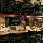 店内に入ると、木の温もりを大切にしたバルのようなオシャレな空間が広がっています。ダークブラウンが落ち着いた雰囲気を醸し出し、とてもくつろげるのがポイント。ゆったりと山形牛の焼肉を味わえます。