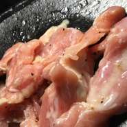 【鶏せせり】弾力のある食感。噛めば噛むほど肉汁が溢れ出します！
1羽からわずかしかとれない希少部位