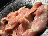 【鶏せせり】弾力のある食感。噛めば噛むほど肉汁が溢れ出します！
1羽からわずかしかとれない希少部位
