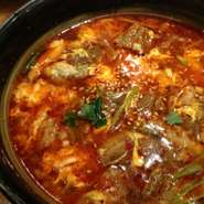 牛骨を8時間煮込んだ特製ピリ辛カルビ麺