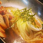 河北町のかしわ肉でダシをとったスープを使用した当店オリジナルの絶品冷麺！