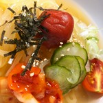 梅干しが最高なアクセント！〆にはさっぱり冷麺！