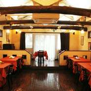 小さな入口をくぐると、そこはいきなり別世界！　解放感のある高い天井に、ゆったりと並んだテーブル席、まるで地中海に来たかのようなゆとりある空間が広がります。料理を心待ちに店内の雰囲気もお楽しみください。