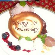 誕生日のお客様でコース料理またはデザートを注文された方に、お誕生日メッセージ付きのデザート＆記念写真をご用意。写真は、お帰りの前にお渡しします。