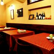 ゆったり広めのテーブルで、落ち着きのある雰囲気を味わって。楽しい会話といつきてもホッとする家庭的な地中海料理。心地よさを感じていただけるよう、スタッフが丁寧におもてなしいたします。