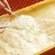 半切りのパルメザンチーズの中でリゾットを仕上げ、スタッフがお客様の前で取り分けます。秋から冬限定です。