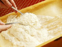 半切りのパルメザンチーズの中でリゾットを仕上げ、スタッフがお客様の前で取り分けます。秋から冬限定です。