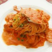 濃厚な出汁とトマトクリームが絶妙な組み合わせ。渡り蟹を丸ごと使った豪快な一品。