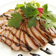 鴨料理を推進している越谷。当店では皮面をオーブンでパリッと焼き、中はしっとり。甘めのソースが肉質との相性抜群！