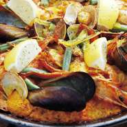 いろいろ魚貝を使ったスペインの代表的な料理。　2人前3000円　（1人前増えるごとに1500円プラス）
※パエリアは少々お時間がかかります(約20分)。早めにご注文いただければ、ちょうどいい頃テーブルヘ。