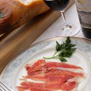 世界三大生ハムの中でも最高級のイベリコ豚の生ハム。赤ワインと相性抜群です。