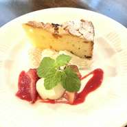 当店のデザートは、すべて店内で手づくり。
季節のフルーツとともにオリジナルの味をお楽しみください