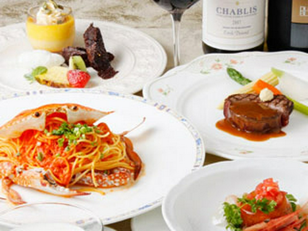 季節の旬素材を使ったお一人ずつ料理が出る会食形式のコースです