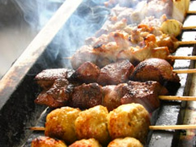 備長炭で丹念に焼き上げます。当店自慢の炭火焼鳥です。