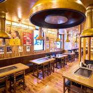 総席数62席の店内は、木目を基調に各所に竹があしらわれた落ち着いた雰囲気。リラックスして食事を楽しめるだけでなく、気兼ねなくもんじゃ焼きを楽しめるよう、全席ダクト付きなどの設備面も重視しています。