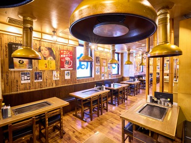 リラックスして食事を楽しめる店内