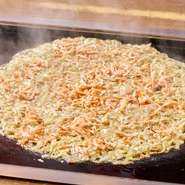 好きな具材の入ったもんじゃ焼き＆お好み焼きは、二人でつくりながら食べるとあって、デートにもぴったり。大きな土手をつくり、調理過程とはずむ会話を楽しんでみてはいかがでしょうか。