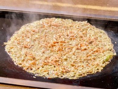 一緒につくりながら食べるもんじゃ焼きは、デートにもぴったり