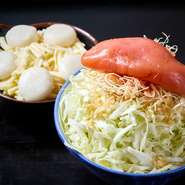 【いろは本店】で使用されている「餅」は、丸型の溶けないタイプ。旨みの強い明太子に、コクのあるチーズが溶け、弾力のある餅の三位一体の味わいの『明太もちチーズもんじゃ』は、人気ナンバーワンのメニューです。