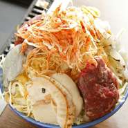 牛こま肉に、ホタテ2個、ブラックタイガー2本入りの豪快なもんじゃ。大ぶりのホタテとブラックタイガー、牛肉の旨みがもんじゃ全体に行き渡り、奥行きのある味わいを生み出しています。