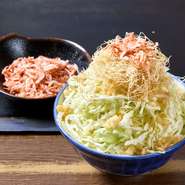 使用する乾燥海老は、桜えびを採用。見た目も色鮮やかで、味、風味ともに優れているので、もんじゃの味わいをより一層美味しく仕上げてくれます。トッピングが桜えびのみの『桜えびもんじゃ』は、通好みの逸品。