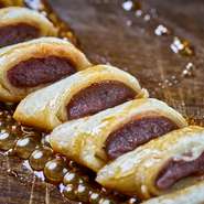 熱々鉄板の上で、クレープのように焼き上げる『あんこ巻』。もんじゃ＆お好み焼きをお腹いっぱい食べたあとでも、「これだけは別腹」と豪語する女子が、美味しそうにほおばっている光景が見られます。