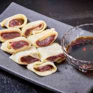 熱々の鉄板の上でクレープ状に焼き上げたお好み焼きの生地に、あんこを包み込んだ定番デザート。もんじゃ焼きをたっぷりと楽しんだ後にも、別腹で楽しみたい逸品です。