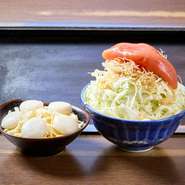 旨みの強い明太子に、とろ～り溶けたコクのあるチーズ、加熱しても溶けない丸型餅の心地良い弾力。三位一体の味わいで、多くの人びとを魅了している、人気ナンバーワンのもんじゃ焼きです。