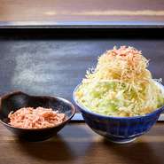 色鮮やかな桜えびを贅沢に使用したもんじゃ焼き。桜えびの豊かな風味が、味に深みを演出しています。創業当初から変わらないおいしさで、根強い支持を受けている逸品です。