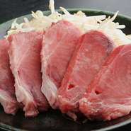 ご主人のお祭り仲間でもある、築地の老舗仲卸さんから仕入れる新鮮魚介。銀座の有名天ぷら店から仕入れる食材の旨みが染み込んだ“天かす”など、「坂井」秘伝の出汁と組み合わせるオリジナルの味をお届け！