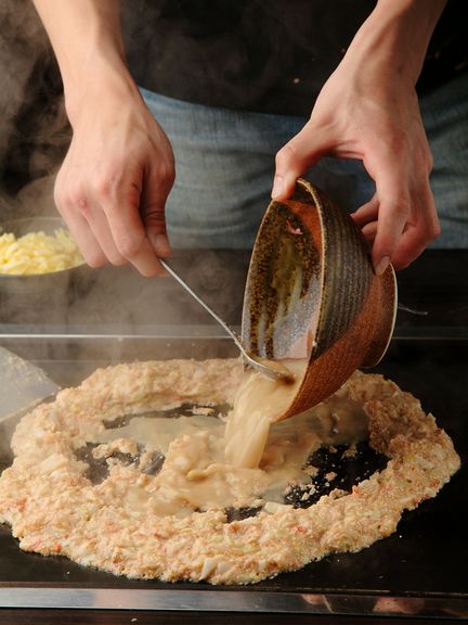 もんじゃビギナーの方には、やさしいスタッフが丁寧に教えます！