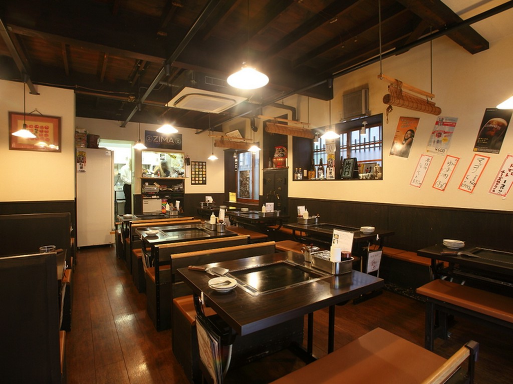 昭和初期の古民家を改造したレトロな雰囲気の店内